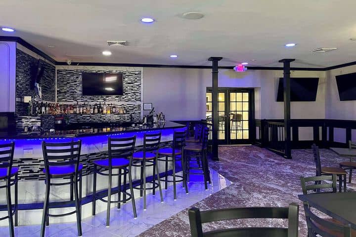 Lounge 47 of 66